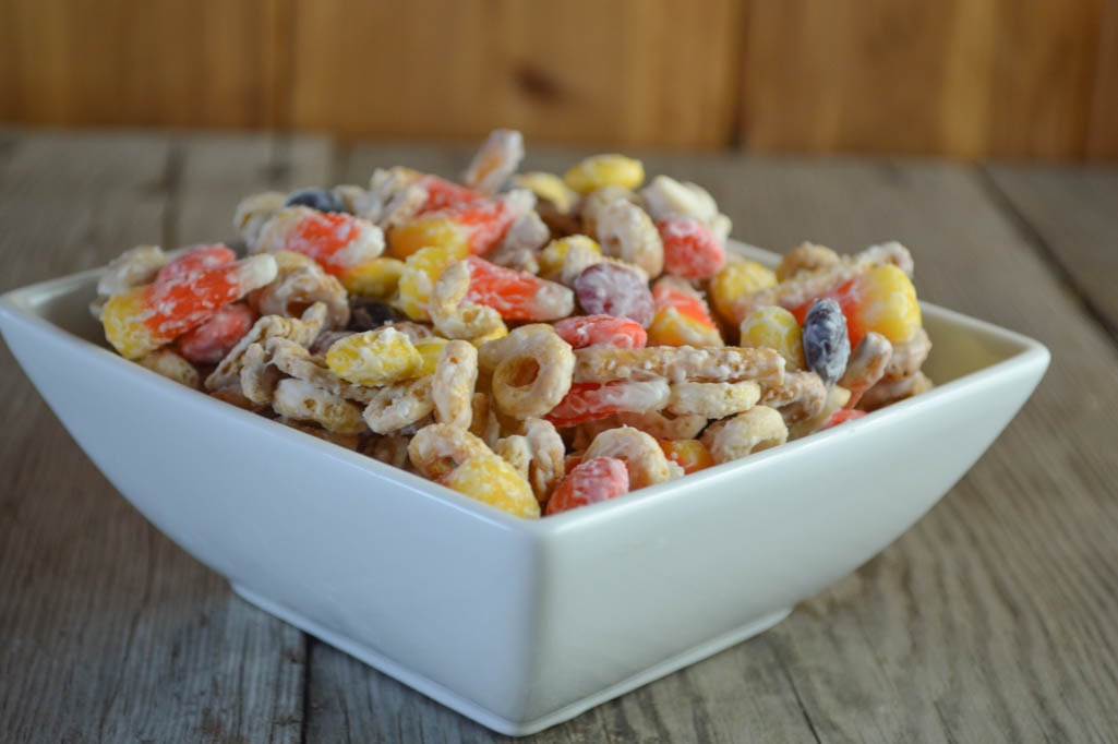 You will not be able to stop eating this White Chocolate Snack Mix with Candy Corn featuring graham cereal so share it with other as soon as you make it.