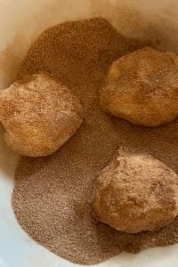 Snickerdoodles are a classic American cookie. This recipe for a doughy, soft and creamy cookie is delicious. These cookies are easy to follow.