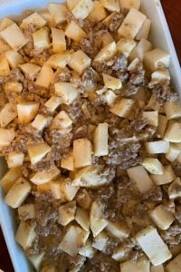 Pizza Potato Casserole is a cheesy casserole with an Italian-spin that your kids will love.  With a base of diced potatoes, it's an easy and economical dinner that can be stretched to serve a crowd. Add this ground beef casserole to your regular monthly rotation.