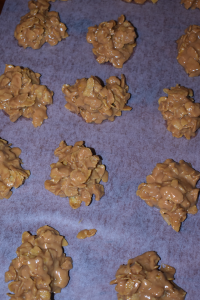 These peanut butter cornflake cookies are a tasty sweet treat the family will love. Recipe with step by step directions and photos.