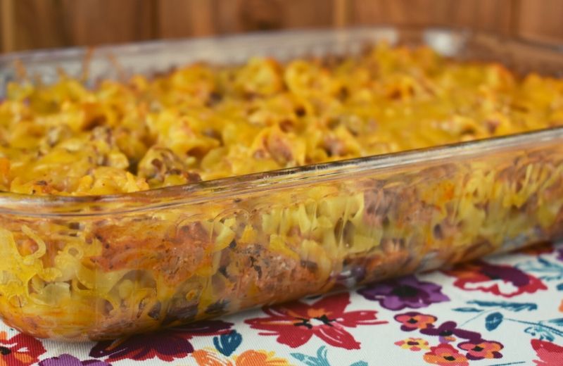 Ground Beef and Noodles Bake has everything kids love---hamburger and egg noodles in a creamy sauce.  This easy recipe makes a huge casserole making it the perfect family-friendly dinner recipe. 
