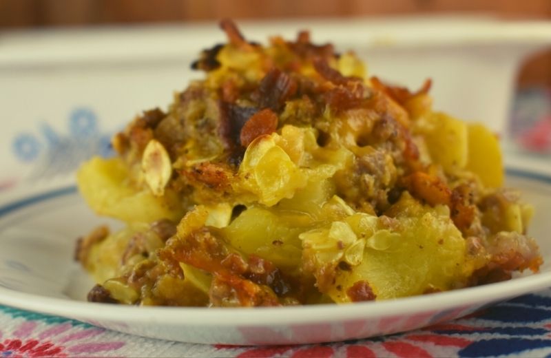 What do you get when you combine your favorite summer sandwich with a humble summer vegetable?  Bacon Cheeseburger Yellow Squash Casserole is a great way to amp up all those summer squash and convert them into a meal fit for your entire family. 