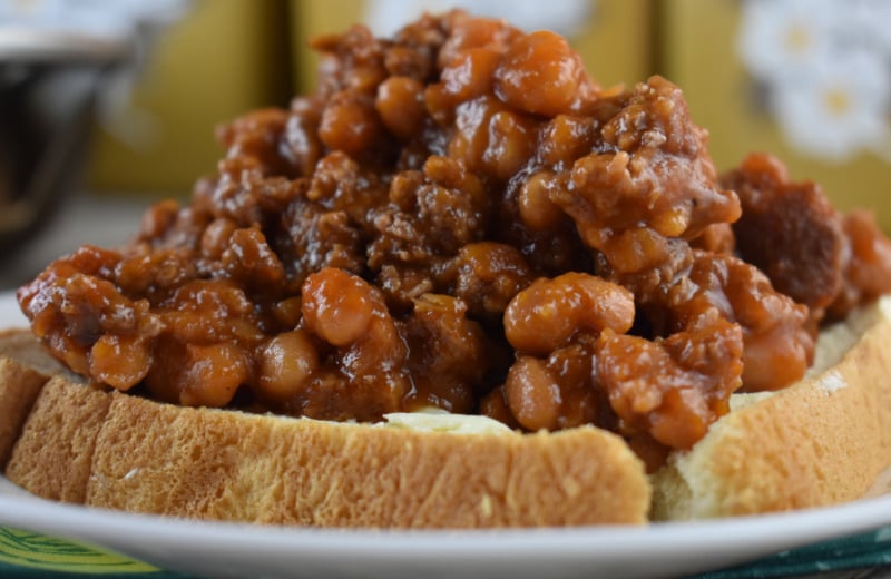 Hamburger Pork and Bean Skillet is a 4 ingredient ground beef dinner.  This sloppy joe recipe with beans is served with buttered bread or cornbread.