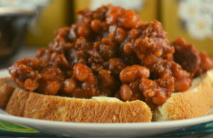 Hamburger Pork and Bean Skillet is a 4 ingredient ground beef dinner.  This sloppy joe recipe with beans is served with buttered bread or cornbread.