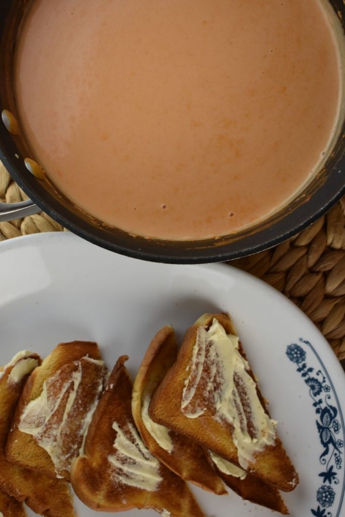 Old Fashioned Tomato Gravy is an Amish recipe that gets served over toast, biscuits, crackers or fried potatoes. This Tomato Gravy Recipe calls for tomato juice, cream, milk and sugar.