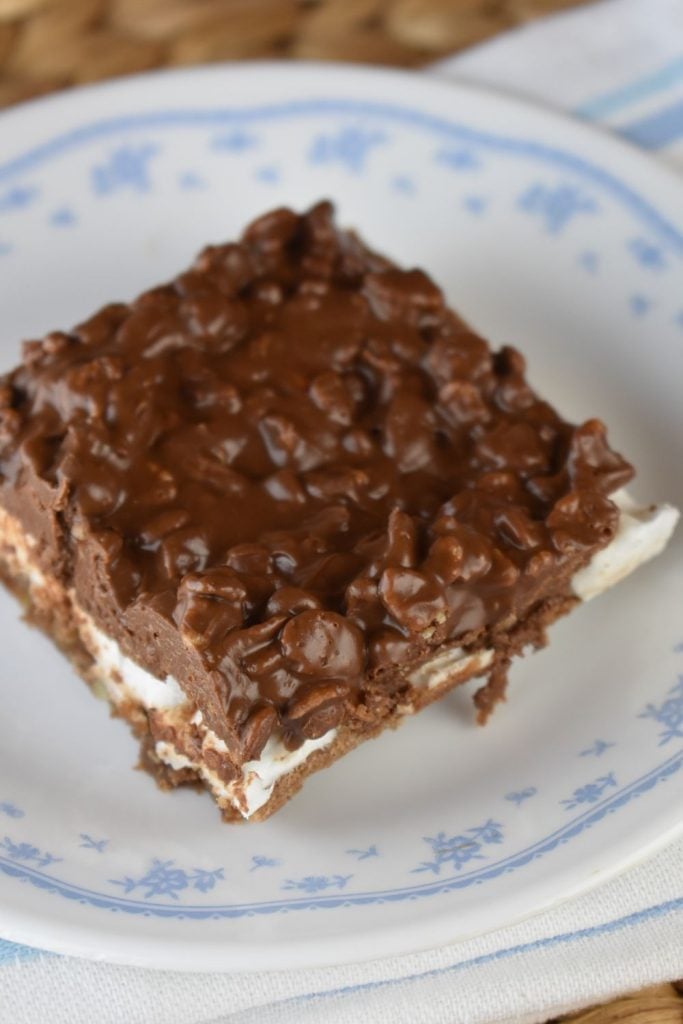 Deluxe Chocolate Marshmallow Bars, also called Royal Chocolate Marshmallow Bars, are pretty much the best marshmallow and chocolate dessert on Earth. This recipe makes a huge batch of chocolate bars with a gooey marshmallow layer and a crispy chocolate topping. 