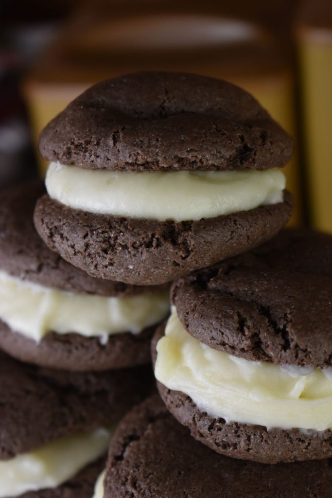 Indulge in these delicious and simple chocolate whoopie pies with a creamy filling. Using a shortcut like chocolate cake mix, these are perfect for satisfying your sweet tooth without spending hours in the kitchen.