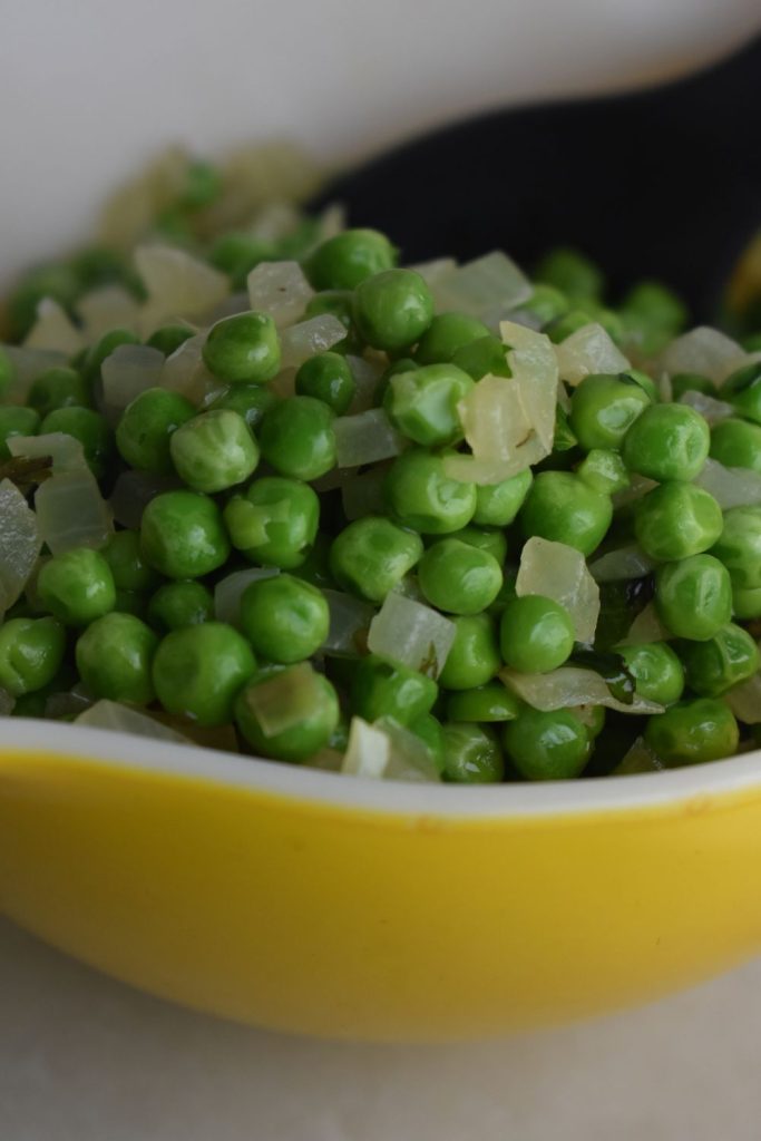 yellow bowl with peas and onions